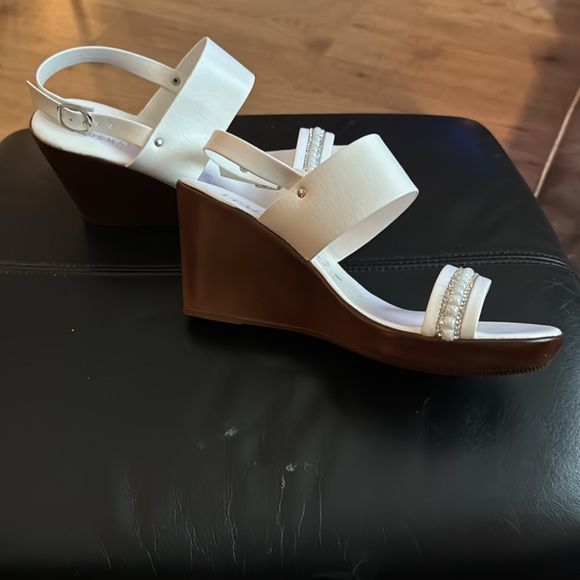 Italian Shoemakers White Sandals - Picture 3 of 3